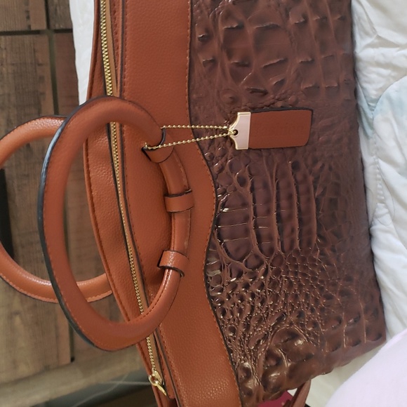 Alligator Style Leather Purse - Picture 14 of 16